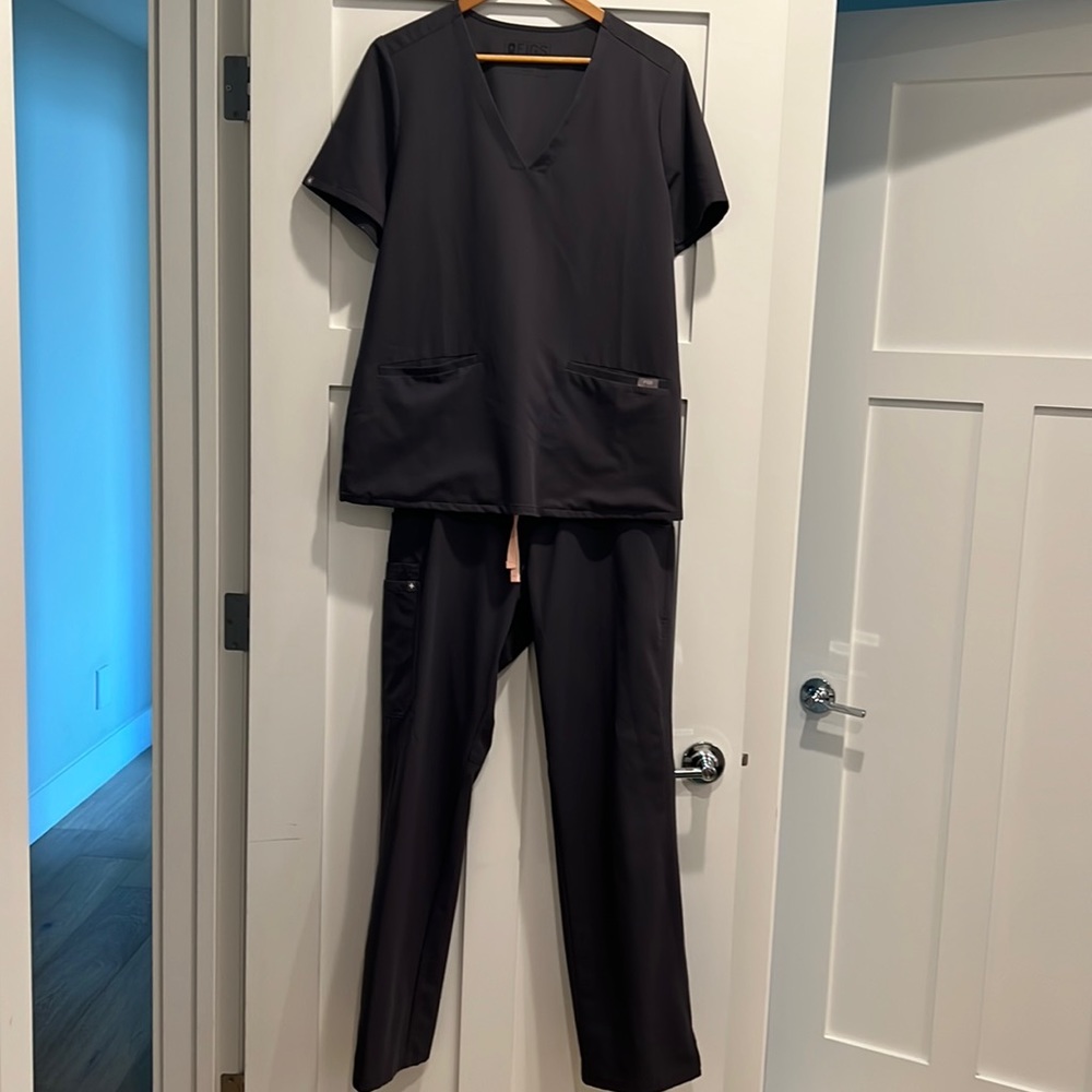 FIGS Dark Charcoal Lg Casma Scrub Top & Med Kade Scrub Pants w/ pink drawstring